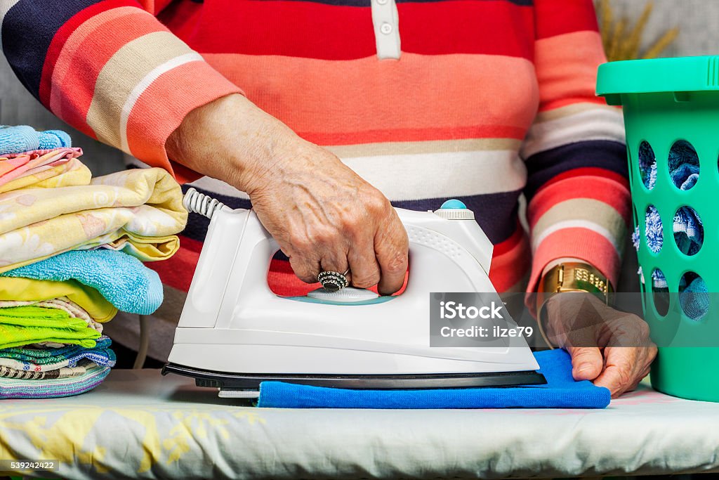 Mujer de Ederly que plancha - Foto de stock de Abuela libre de derechos