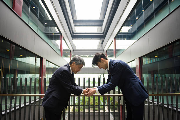 formalne japońskie firm - handshake respect japan business zdjęcia i obrazy z banku zdjęć