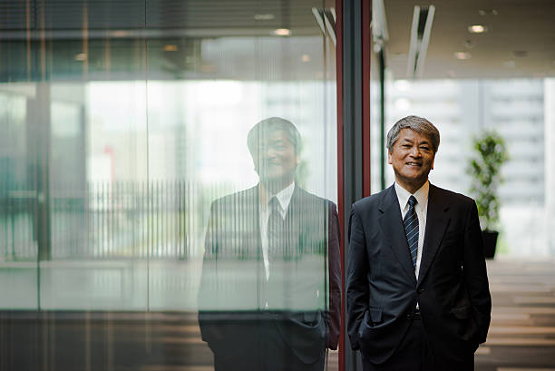 sénior asiática executivo de negócios - old human face men ceo imagens e fotografias de stock