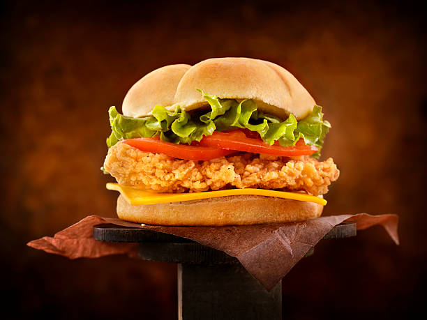 burger crispy chicken - mayo zdjęcia i obrazy z banku zdjęć