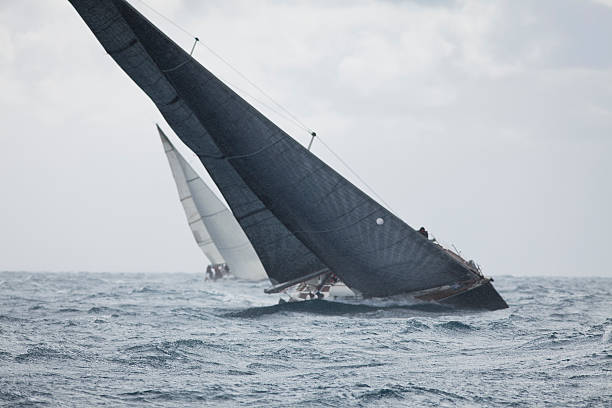 navigation à voile - sailboat storm teamwork competition photos et images de collection