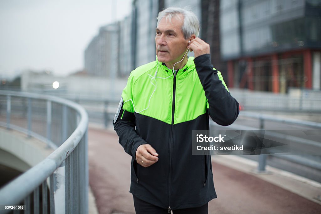 Senior hombre corriendo. - Foto de stock de 2015 libre de derechos