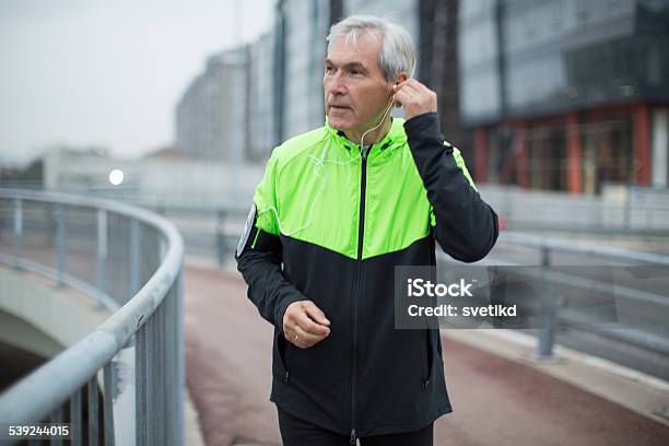 Senior Hombre Corriendo Foto de stock y más banco de imágenes de 2015 - 2015, 65-69 años, Actividades recreativas