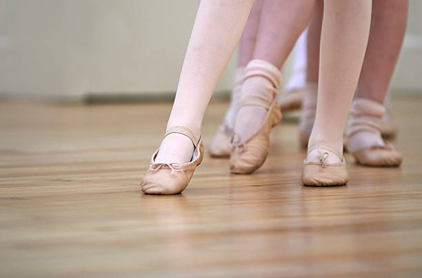 nahaufnahme einer kinder füße im ballett tanz-klasse - ballet shoe dancing ballet dancer stock-fotos und bilder