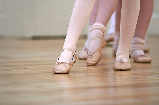 のクローズアップ足のお子様のバレエダンスクラス - ballet people dancing human foot ストックフォトと画像