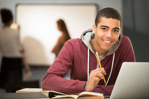 estudante feliz na sala de aula - black pencil fotos imagens e fotografias de stock