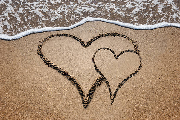 dwa serca na plaży - beach love heart shape two objects zdjęcia i obrazy z banku zdjęć