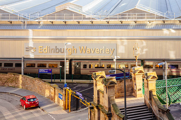 calton road ingresso della stazione ferroviaria waverley, edimburgo - stazione ferroviaria di waverley foto e immagini stock