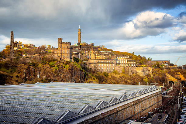 guardando oltre stazione ferroviaria waverley, edimburgo verso calton hill - stazione ferroviaria di waverley foto e immagini stock