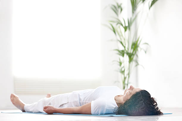 성숙한 savasana 일을 - relaxation lying on back women meditating 뉴스 사진 이미지