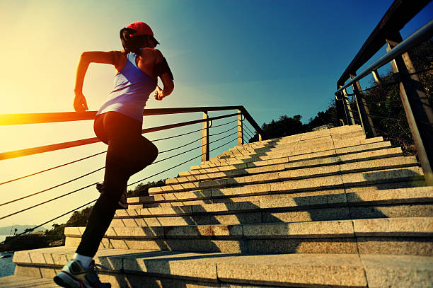 estilo de vida saludable asiática mujer corriendo por las escaleras en la playa - staircase running moving up jogging fotografías e imágenes de stock