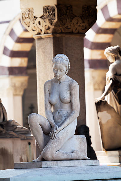 beauté de femme nue statue - cimetière milan photos et images de collection