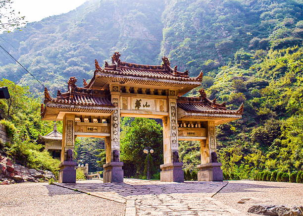 huashan (mountain huashan), memorial entrada do portão principal - huangshan mountains - fotografias e filmes do acervo