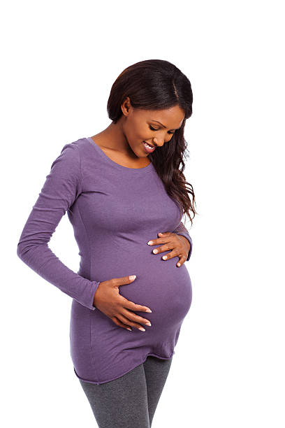 femme se sentir le mouvement de son bébé. - human pregnancy photos et images de collection