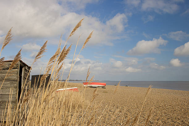 red boote auf dunwich beach, suffolk - area of outstanding natural beauty stock-fotos und bilder