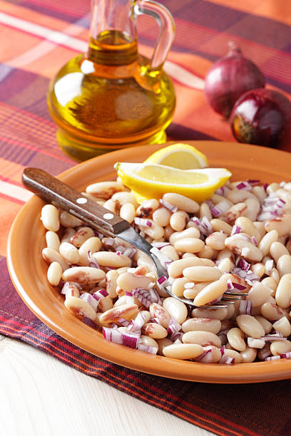 salade de haricots blancs - white bean salad photos et images de collection