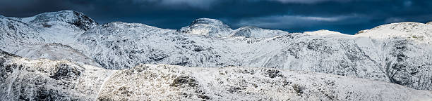 озёрный к�рай снежные горы зимой scafell грейт гейбл panorama - panoramic langdale pikes english lake district cumbria стоковые фото и изображения