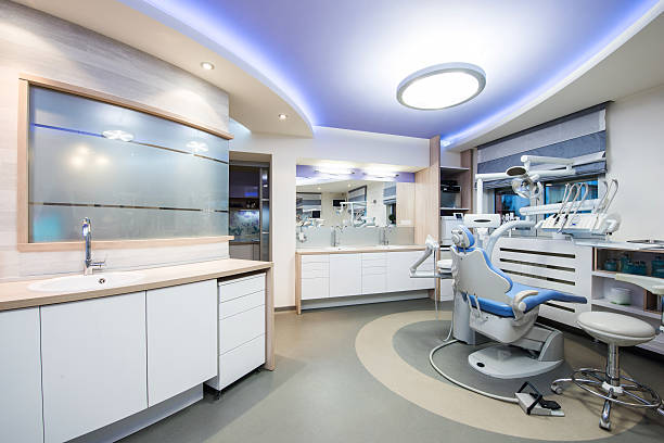 interno di ufficio del dentista e attrezzature speciali - dentists chair immagine foto e immagini stock