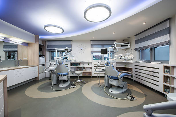 стоматологический кабинет - dentist office dentists chair chair nobody стоковые фото и изображения