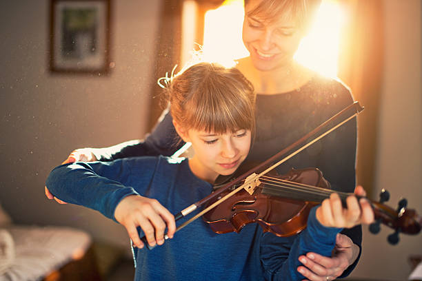 madre e hija violín lección - violin family fotografías e imágenes de stock