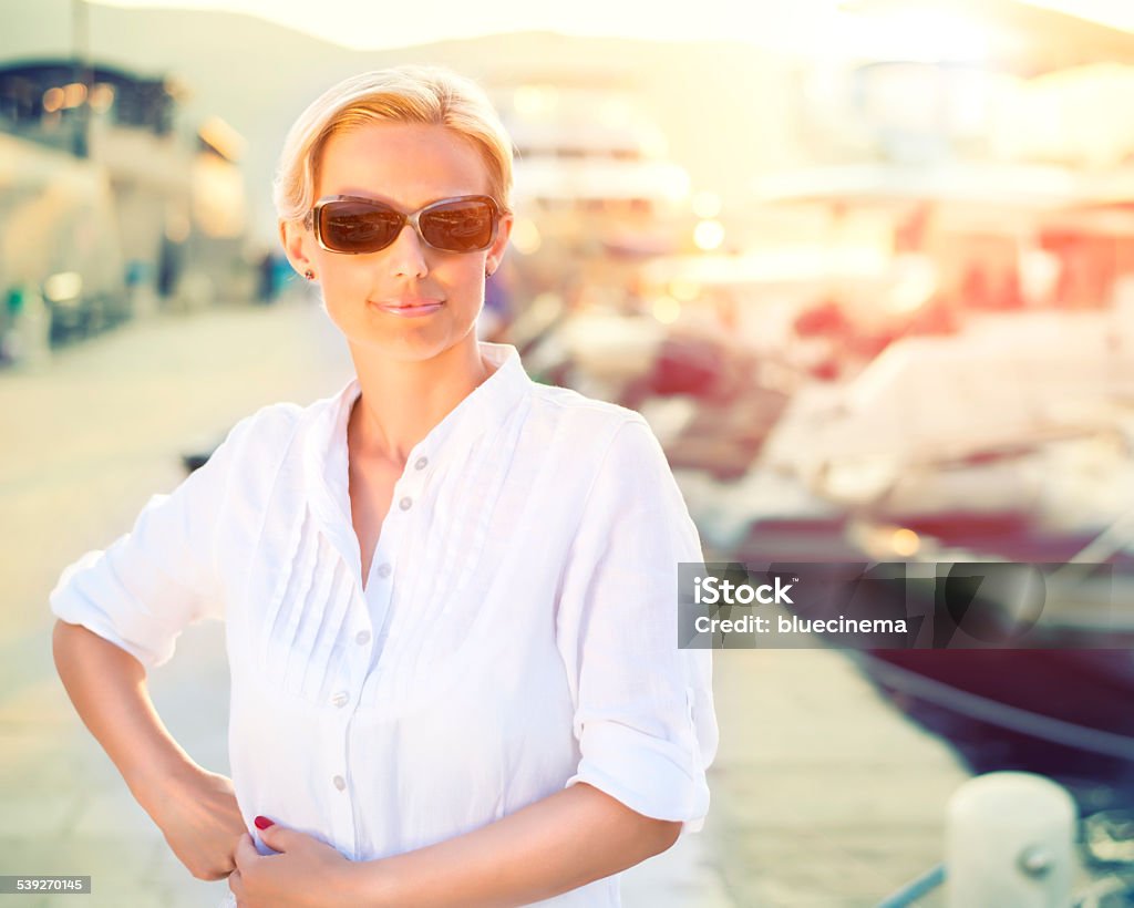 Lady en el muelle del hotel - Foto de stock de Actividades recreativas libre de derechos