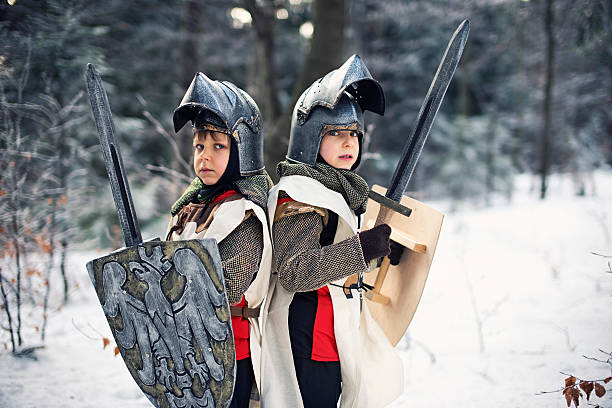 pequenos cavaleiros em frozen floresta - fighting sword knight suit of armor - fotografias e filmes do acervo