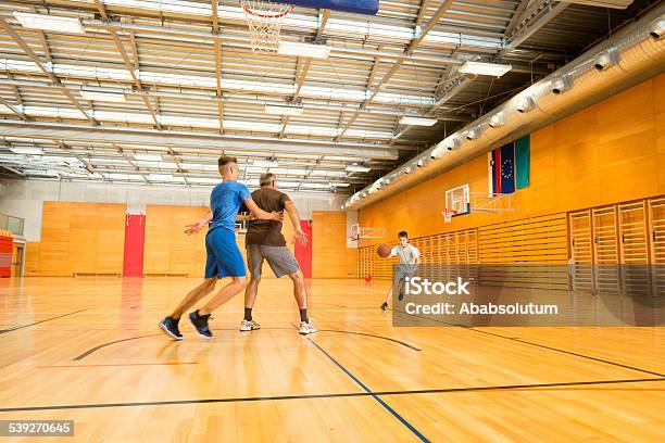 Padre Y Dos Niños Jugando Al Básquetbol Sportshall Europa Foto de stock y más banco de imágenes de Adolescencia