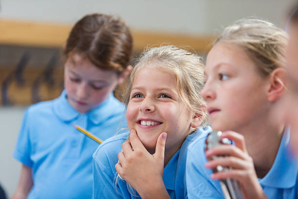 felice scuola ragazza ascolto in corso - child little girls surprise awe foto e immagini stock