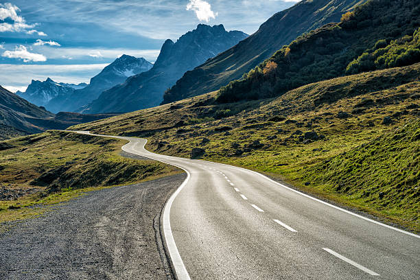 winding mountain road without cars - road stockfoto's en -beelden