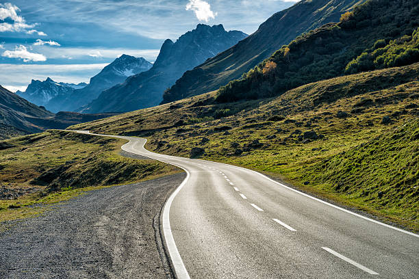 kręta droga w górach bez samochodów - meandering road zdjęcia i obrazy z banku zdjęć