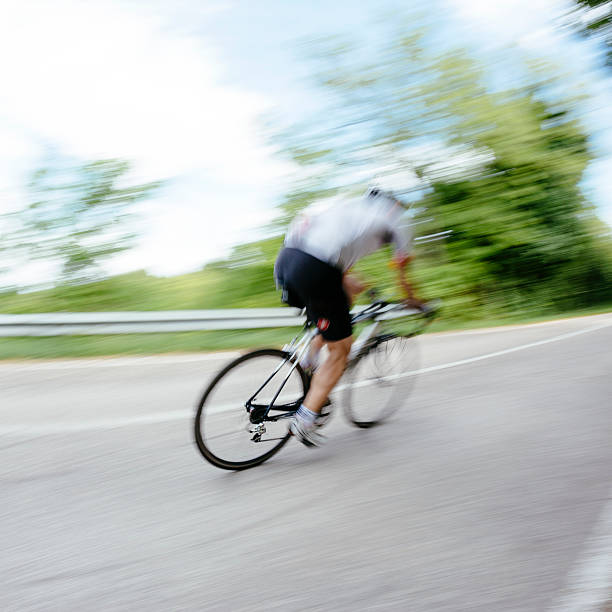 ciclista em countryroad - racing bicycle cyclist sports race panning imagens e fotografias de stock