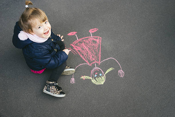 niña feliz chalking - fine art portrait portrait street looking at camera fotografías e imágenes de stock