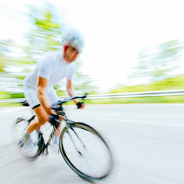 ciclista em countryroad - racing bicycle cyclist sports race panning imagens e fotografias de stock