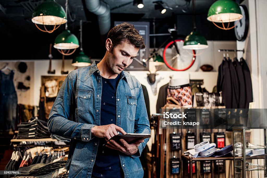 Mann arbeitet in einer kleinen business-Händler in Mode speichern - Lizenzfrei Einzelhandel - Konsum Stock-Foto