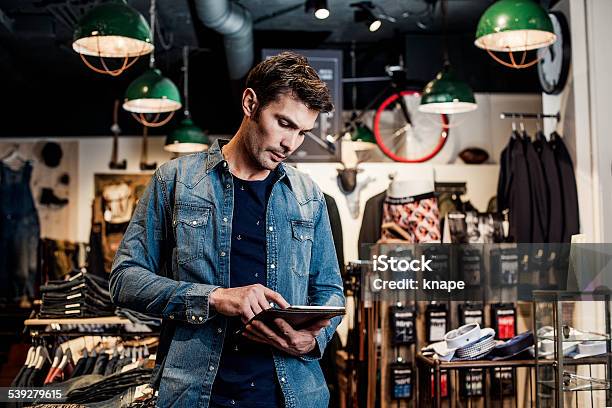 Mann Arbeitet In Einer Kleinen Businesshändler In Mode Speichern Stockfoto und mehr Bilder von Einzelhandel - Konsum