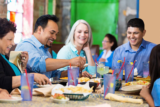 grupo de amigos, compartilhamento de batata chips e salsa no restaurante tex-mex - texmex - fotografias e filmes do acervo