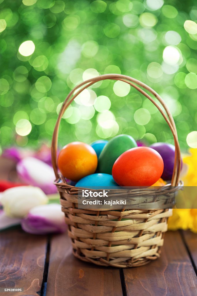 Color de los huevos de Pascua en cesta - Foto de stock de Cesta libre de derechos