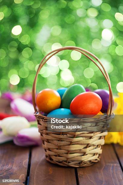 Color De Los Huevos De Pascua En Cesta Foto de stock y más banco de imágenes de Cesta - Cesta, Cesta de pascua, Huevo - Etapa de animal