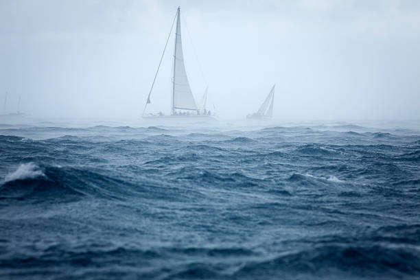 segeln - sailboat storm teamwork competition stock-fotos und bilder