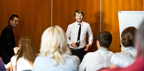 presentador tener un discurso público - seminar presentation mature student education event fotografías e imágenes de stock