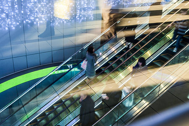 personas agitadas en la escalera mecánica. movimiento desenfoque - escalator people city blurred motion fotografías e imágenes de stock