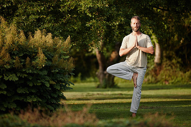 彼は、バランスのとれたライフスタイル - tree pose ストックフォトと画像