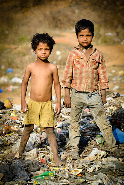 retrato de duas crianças rural asiático indiano - india slum poverty family - fotografias e filmes do acervo