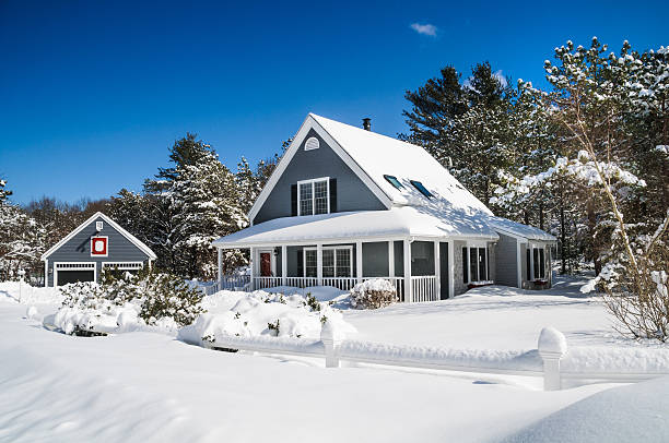 snowbound - snow house color image horizontal - fotografias e filmes do acervo