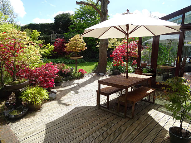 imagem de madeira decking, jardim, upvc tabela com guarda-sol de jardim de inverno, maples - parasol imagens e fotografias de stock