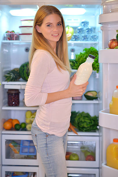 mujer joven organizar el refrigerador - diat fotografías e imágenes de stock