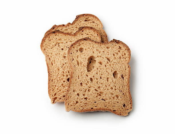 срезов коричневый хлеб, изолированные на белом фоне - bread isolated white portion стоковые фото и изображения