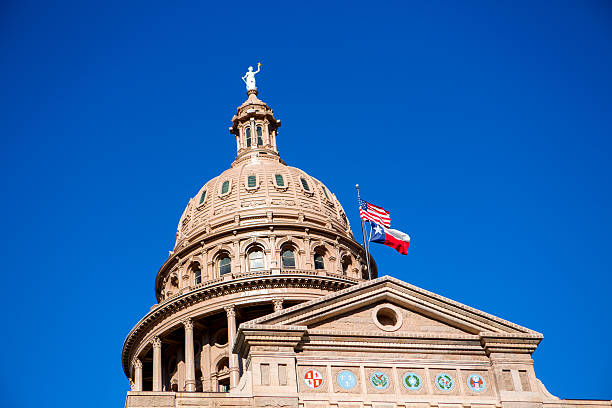 cúpula del edificio del capitolio de texas en austin - texas state flag texas dome austin texas fotografías e imágenes de stock