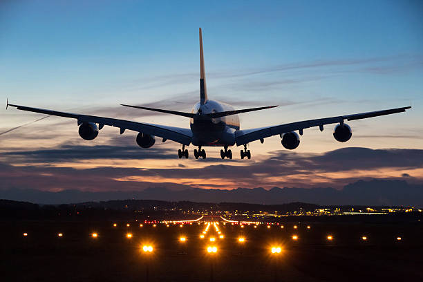 着陸飛行機 - 滑走路 ストックフォトと画像