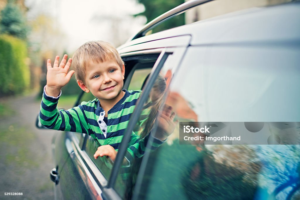 Cửa sổ xe hơi là một trong những đặc điểm được yêu thích nhất của xe hơi. Không chỉ giúp đưa ánh sáng và gió vào xe, mà cửa sổ còn cho bạn một khoảnh khắc để tận hưởng cảm giác tự do khi lái xe.